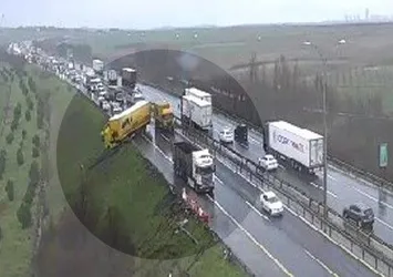 Son dakika: Büyükçekmece TEM Otoyolu'nda trafiği kilitleyen kaza