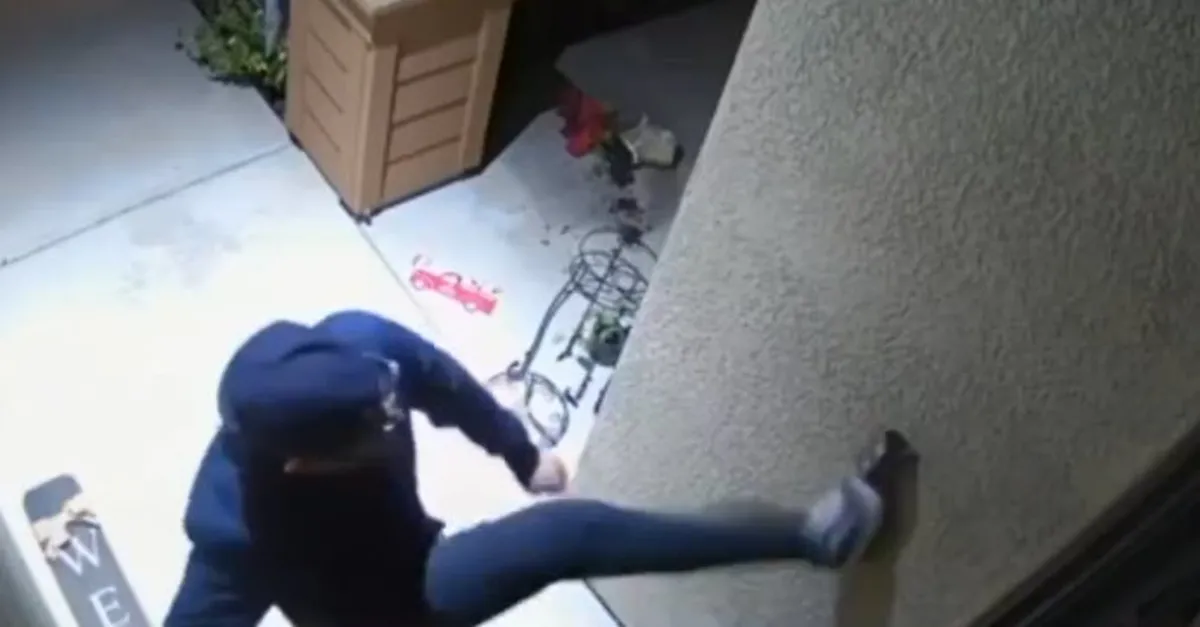 Soymak istediği eve giremeyince çıldırdı