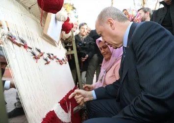 Erdoğan Türk bayraklı halıya ilmek attı