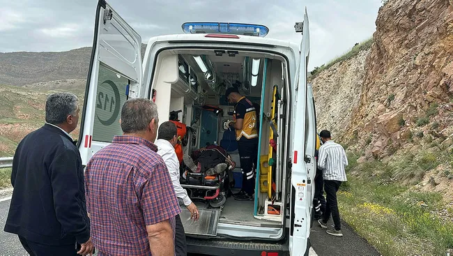 erzincanda-yan-yatan-minibuste-1-kisi-yaralandi-1716470375522.jpg Erzincan'da yan yatan minibüste 1 kişi yaralandı - 1