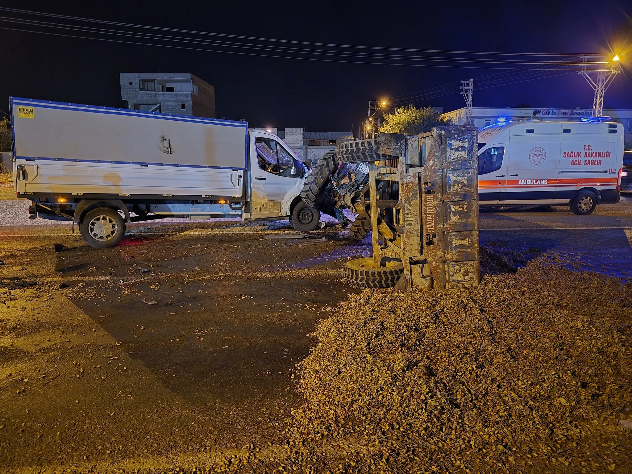 Gaziantep'te feci kaza: Traktör yan yattı, 3 kişi yaralandı