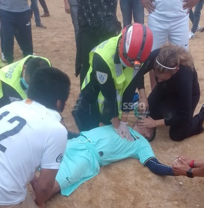 Meksika’da futbolcu Raul Reyes maç esnasında kalp krizinden öldü