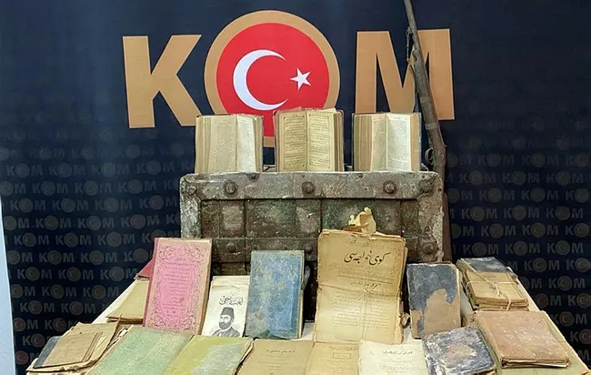 osmanlica-ve-yunanca-yazilmis-kitaplarin-da-aralarinda-bulundugu-eserler-ele-gecirildi-1616248991946.jpg Osmanlıca ve Yunanca yazılmış kitapların da aralarında bulunduğu eserler ele geçirildi - 1