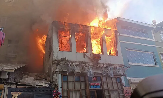 Son dakika: CHP'li İBB'de İETT'den sonra itfaiye ekipleri de sınıfta kaldı: Yangına müdahale edilemeyince bina küle döndü - 2