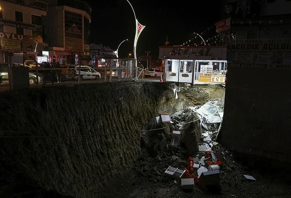 ankarada-faciadan-donuldu-kuruyemis-dukkaninda-cokme-meydana-geldi-1638500830714.jpeg Ankara'da faciadan dönüldü! Kuruyemiş dükkanında çökme meydana geldi - 1