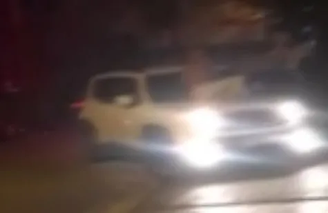 istanbulda-ilginc-goruntuler-aracin-ustune-cikti-dakikalarca-bagirdi-1664611200338.jpg İstanbul’da ilginç görüntüler! Aracın üstüne çıktı dakikalarca bağırdı - 2