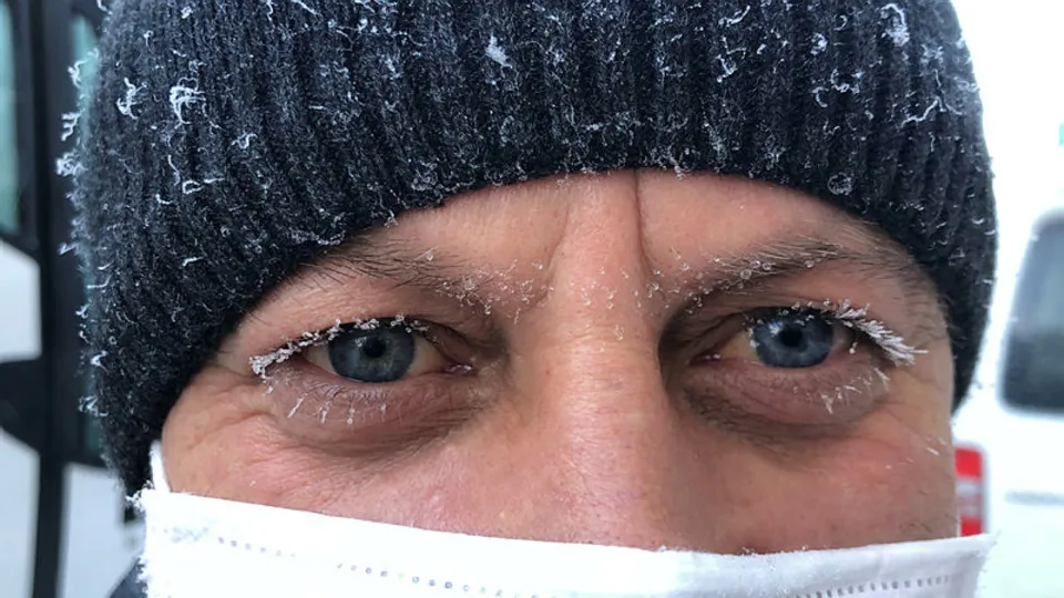 Kars dondu! Sokağa çıkan vatandaşın görüntüsü şaşkınlık yarattı