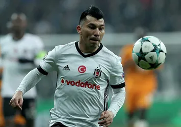 Sarı kart lideri Gary Medel