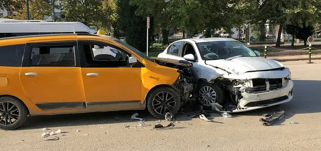 Elazığ'da 2 otomobil çarpıştı