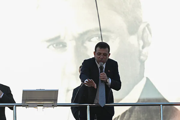 Kent uzlaşısı adı altında ittifak! İşte kirli oyunun fotoğrafı! İmamoğlu’nun Sancantepe mitinginde DEM Parti bayrakları görüldü...