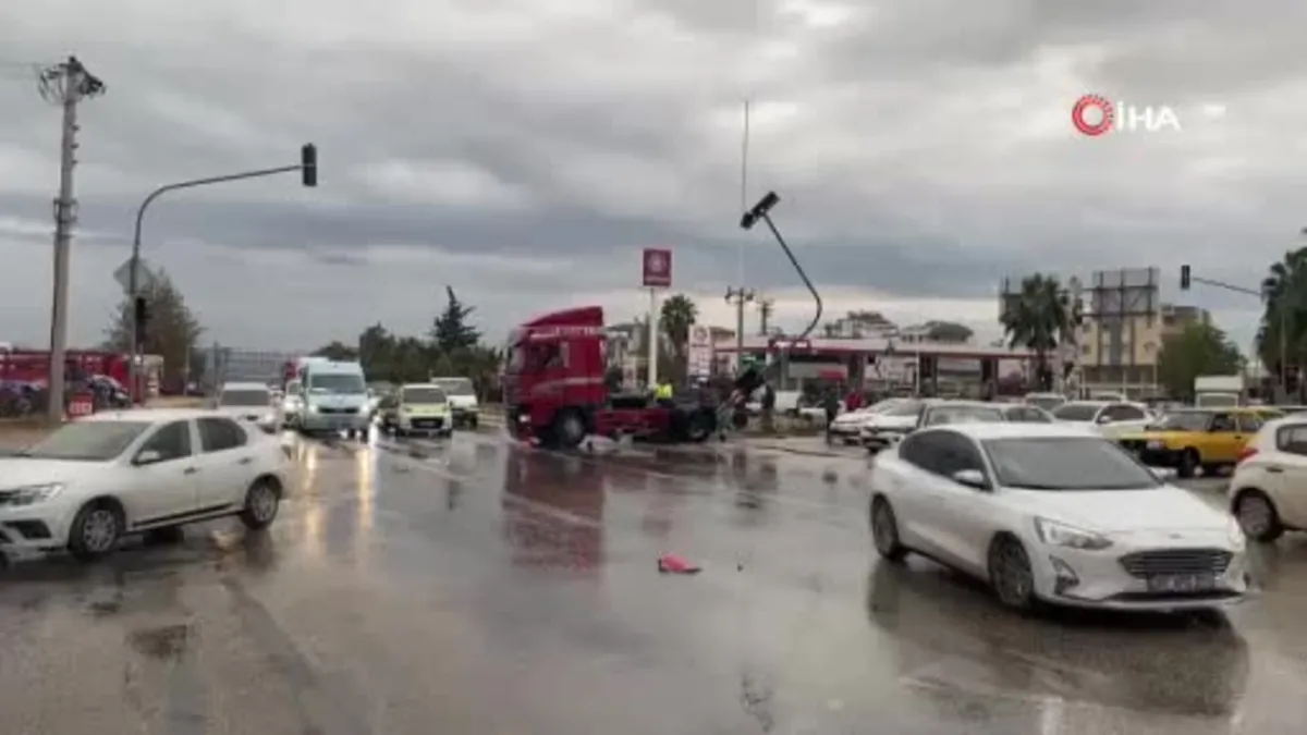 Serik'te tırlar çarpıştı: 1 yaralı