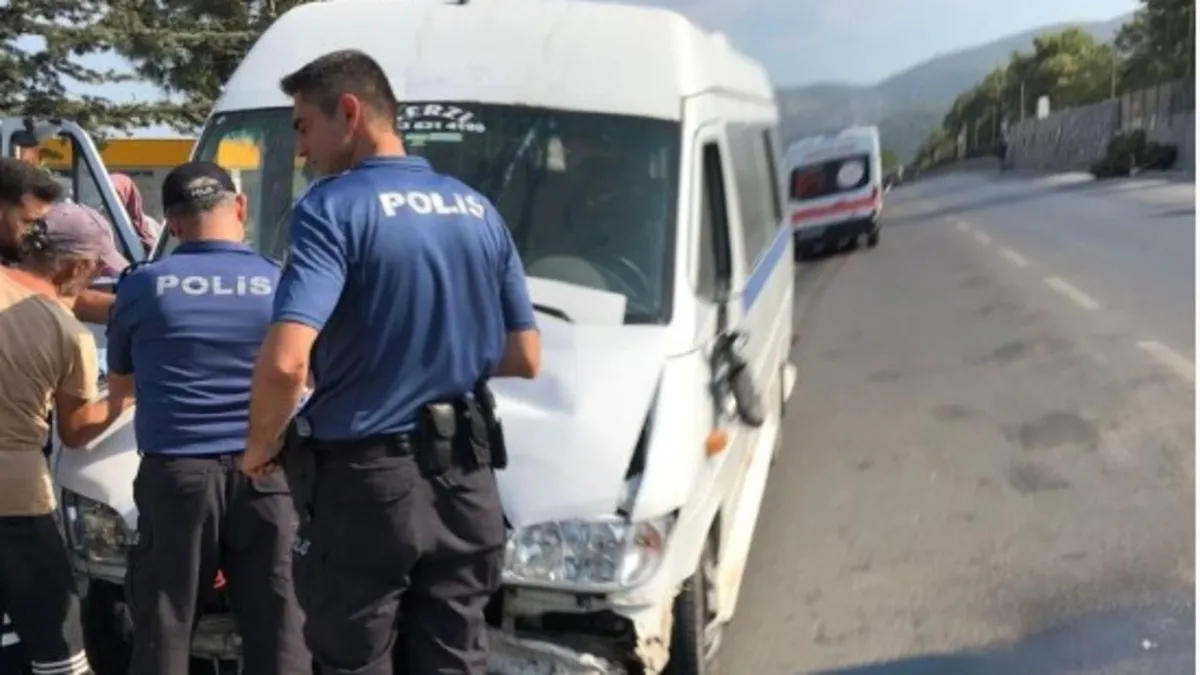 İşçi servisi refüjdeki ağaca çarptı! Çok sayıda yaralı var