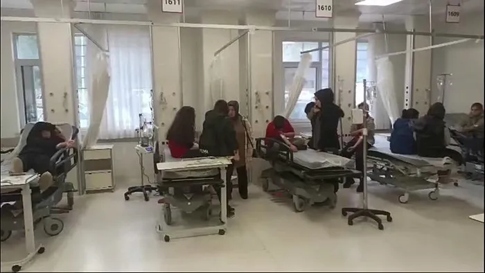 silede-ibbnin-dagittigi-sandvicleri-yiyen-ogrenciler-zehirlendi-iddiasi-1735131075368.jpeg Zehirlenen öğrenciler hastanede tedavi altına alındı (DHA)