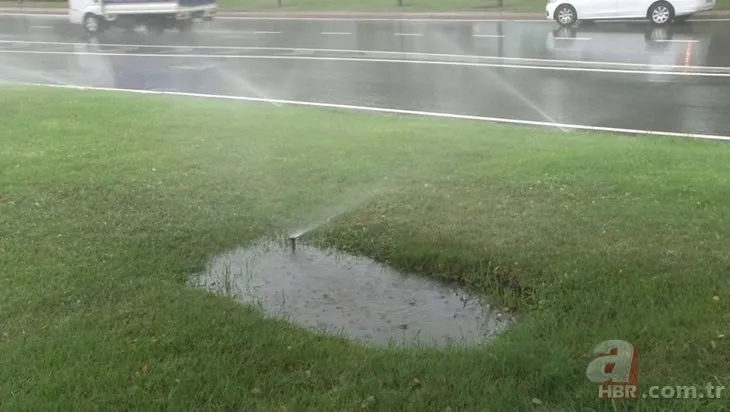 İBB yağan yağmurun altında çim suladı