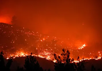Yangın savaşçıları alevlerin arasında kaldı! Silifke'de korku dolu anlar