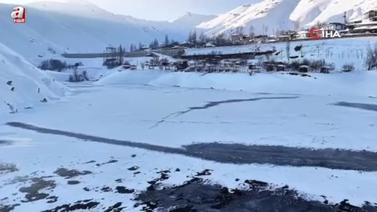 Hakkari'de Dilimli Barajı buzla kaplandı