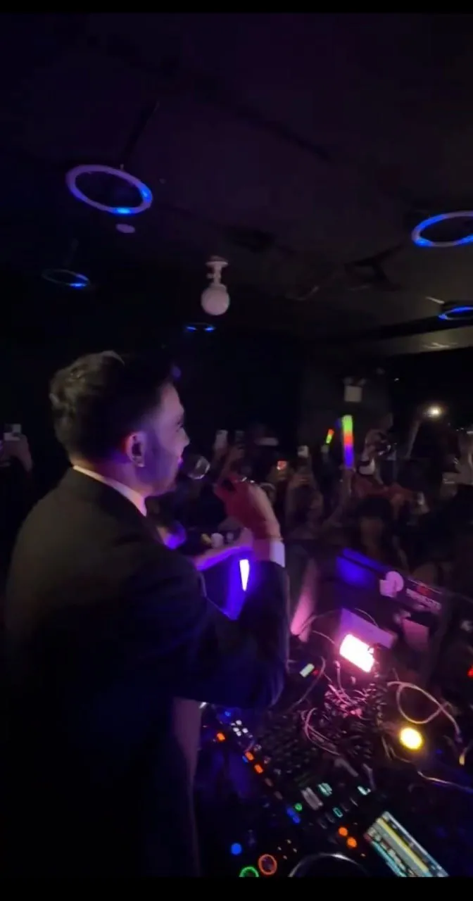 Zohran Mamdani, New York'taki gay barda seçim kampanyası yürütüyor (X)