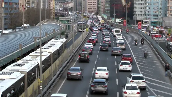 Metrobüslerdeki manzara değişmedi! Covid-19 tehdidi sürüyor - 2