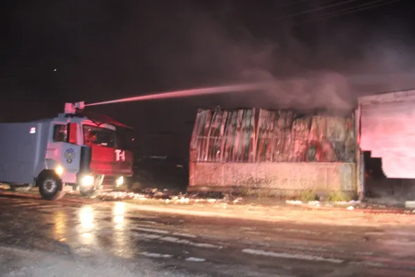 alevler-geceyi-aydinlatti-konyada-korkutan-yangin-1630725849404.jpg Alevler geceyi aydınlattı! Konya'da korkutan yangın - 2