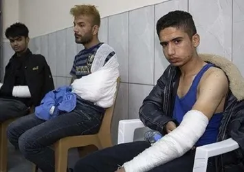Yunan askerleri mültecileri tüfekle dövdü