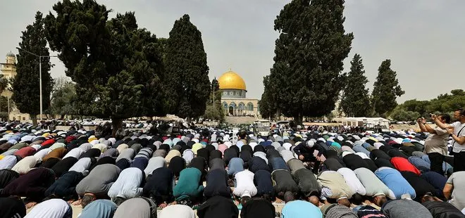 Ramazan ayının ilk Cuma’sında binlerce kişi Mescid-i Aksa’da toplandı
