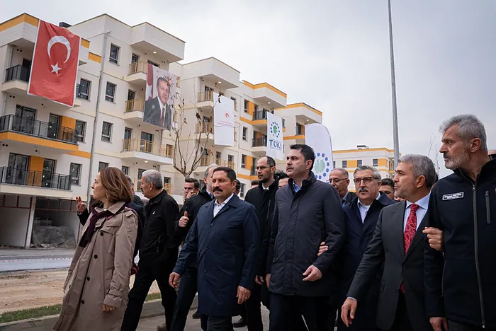 bakan-murat-kurumdan-chpye-istanbulda-yolsuzlugun-kitabini-yazdiniz-1770295792857.jpg Bakan Murat Kurum'dan CHP'ye: İstanbul'da yolsuzluğun kitabını yazdınız - 1