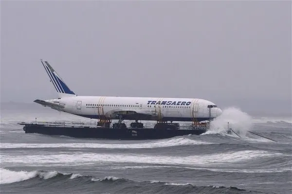 Uçak denize açıldı!