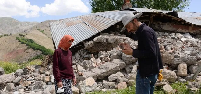 Bingöl depreminde evi yıkıldı! Taş yığınlarının altında yaşam mücadelesi verdiler...
