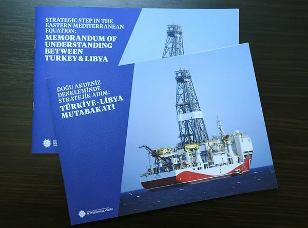 Başkan Erdoğan ve Putin zirvesi sona erdi! Erdoğan’dan Putin’e Türkiye-Libya Mutabakatı kitabı hediye etti