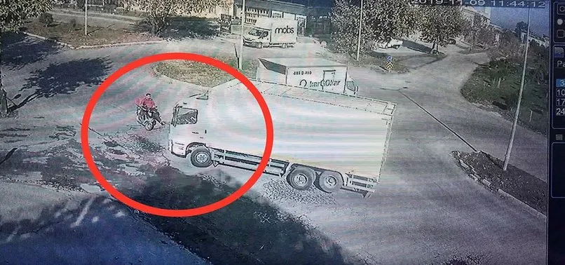 Kamyonun altında kalan motosikletli kurye hayatını kaybetti
