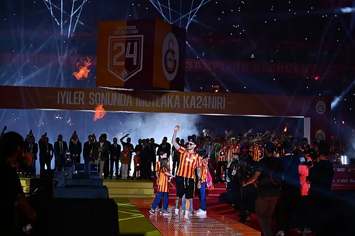 Mauro Icardi şampiyonluk törenine damga vurdu! Derin Galatasaray kostümü ile sahaya çıktı