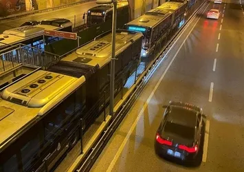 İstanbullunun bitmeyen çilesi İmamoğlu! Yine metrobüs yine arıza: Uzun kuyruklar oluştu