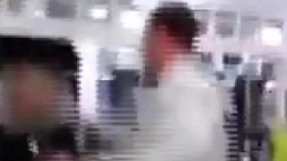 İngiltere’de corona virüs kavgası kameraya yansıdı! Sert yumrukla bayılarak kanlar içinde yerde kaldı