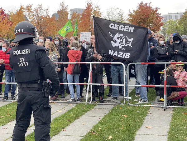 Almanlar sokağa döküldü: Rusya ile barışın ucuz gaz alın