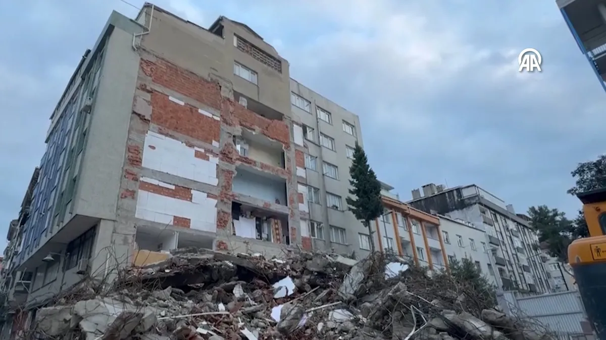 İstanbul'da kentsel dönüşüm yıkımında şoke eden görüntü!