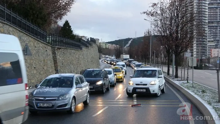İstanbul’da İETT klasiği! Yolda kaldı, trafiği felç etti, vatandaşlar dondu