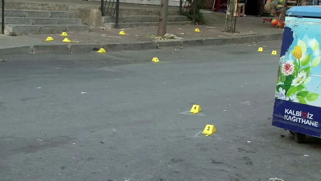İstanbul’da güpegündüz silahlı çatışma! Polis 22 adet kovan ele geçirdi - 2