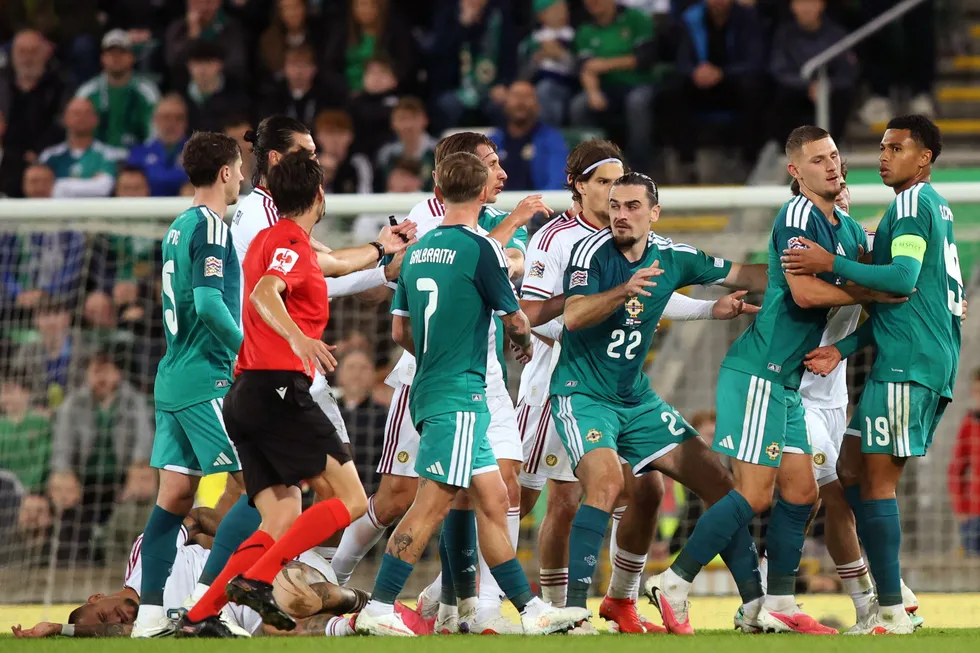 b-liginde-kritik-duello-kuzey-irlanda-ile-macaristan-karsi-karsiya-1790629132979.jpg B Grubu'nda kazanan çıkmadı! Kuzey İrlanda ile Macaristan puanları paylaştı - 1