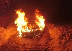 Diyarbakır'da seyir halindeki araç alev topuna döndü