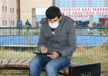 Vefakar öğretmen takdir topladı! Hem babasına baktı hem de hastane bahçesinde ders verdi