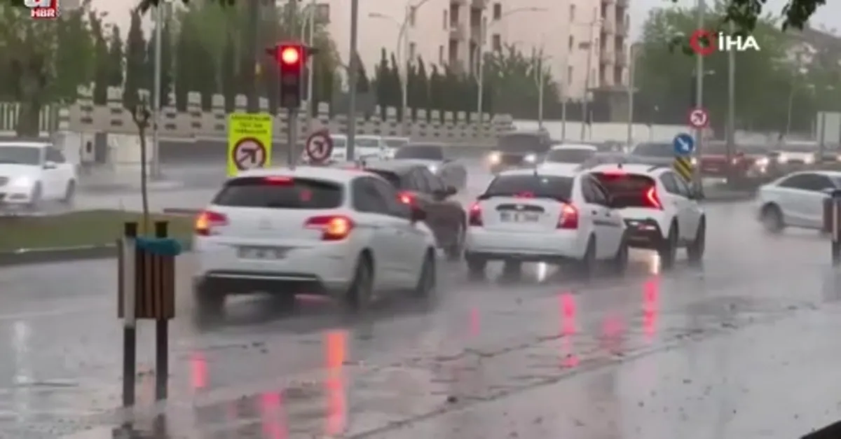 Diyarbakır'da sağanak hayatı felç etti