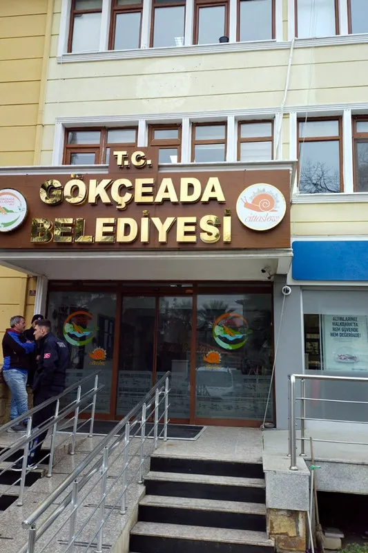 Gökçeada Belediyesi’nde ne oldu? Gökçeada Belediyesi hangi partiden? Ünal Çetin kimdir, neden tutuklandı? Kaç yaşında, nereli?