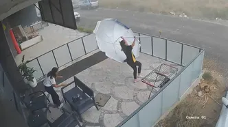 Genç kadınların şemsiyeyle imtihanı: "Fırtınayla şahlandı, ciddi bir savaş verdik"