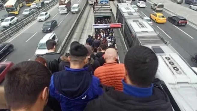 İstanbul'da 'iftar' öncesi metrobüs çilesi! Vatandaş mağdur oldu duraklar tıka basa doldu