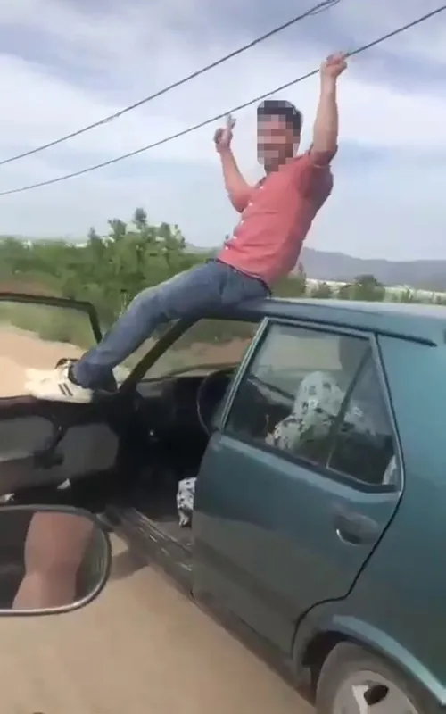1619937744060.jpg Antalya’da trafikte dehşete düşüren görüntü! Önce kapısına çıktı sonra tavanına oturdu - 2