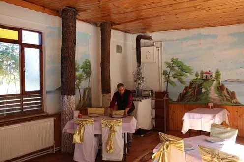 Ağaçları kesmedi, restoranın içinde bıraktı - 1