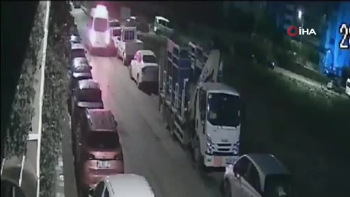 Otomobil ile çarpışan servis minibüsünün yan yattığı kaza kamerada: 8 yaralı