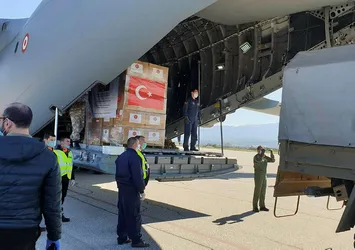 Türkiye'nin tıbbi yardım paketi taşıya uçağı Kuzey Makedonya ve Kosova'ya indi