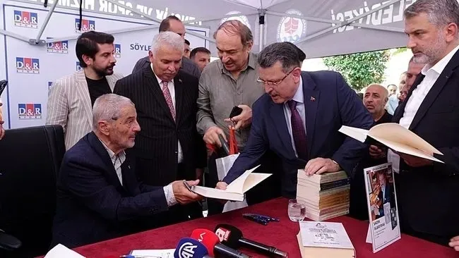 mutefekkir-sadik-albayrak-dr-rize-simalde-okurlariyla-bulusacak-1761036253229.jpeg Albayrak'ın kitapları düzenlenen etkinlikte yoğun ilgi görmüştü (ahaber.com.tr)