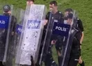 Ali Palabıyık sahadan polis eşliğinde çıktı